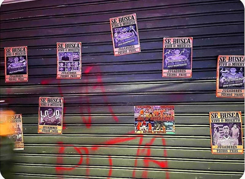 Los carteles que aparecieron en el frontis de la sede de Cobreloa durante este domingo. Foto: @radiosolycobre/X