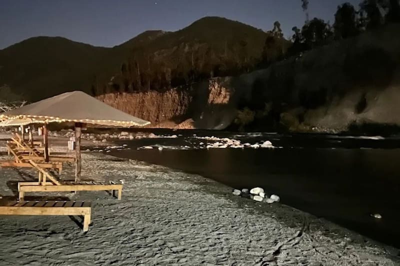 Queda a 3 horas y 30 minutos de Santiago.
Créditos: Google Maps.