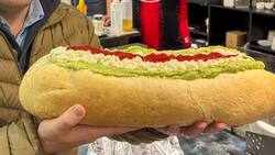 En este local de Talca te puedes comer el completo más grande de Chile: Pesa más de dos kilos