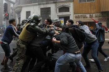 Aprueban proyecto para indultar a presos del estallido social en Chile: ahora pasa al Senado
