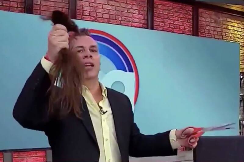 José Miguel Viñuela y su polémico corte de pelo a camarógrafo.