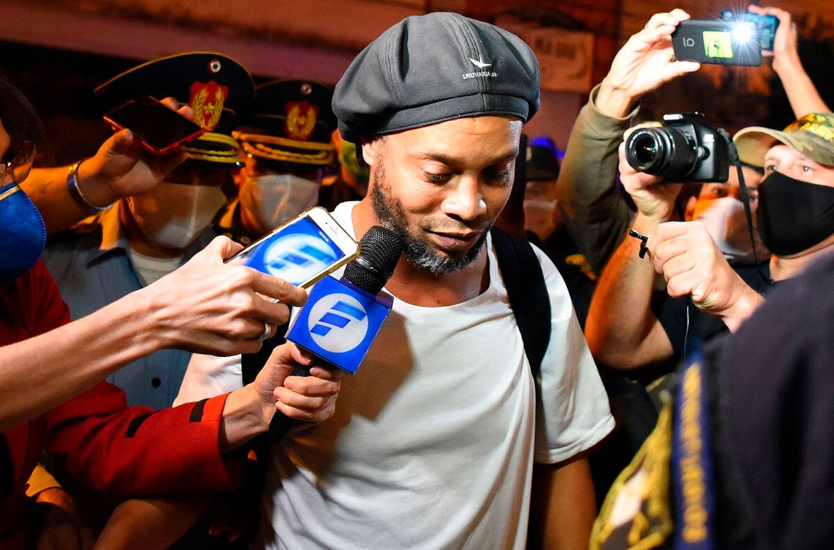 ¡A lo rockstar! Ronaldinho abandonó la cárcel firmando autógrafos