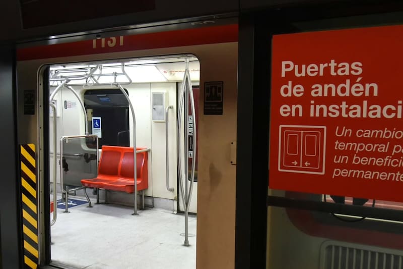 Para reforzar la seguridad de los pasajeros, las estructuras solo se abren para permitir el ingreso al tren, evitando caídas de pasajeros u objetos. Créditos: Metro de Santiago.