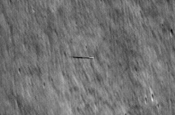Nasa capturó nítida fotografía de un objeto volador en la órbita lunar