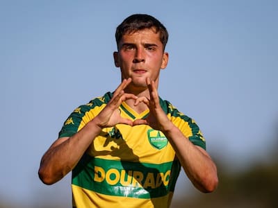 ¡Atento Córdova! Delantero chileno fue presentado hace dos días en Brasil y hoy anotó un triplete