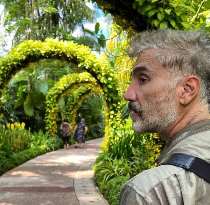 El cantante de vacaciones por Asia