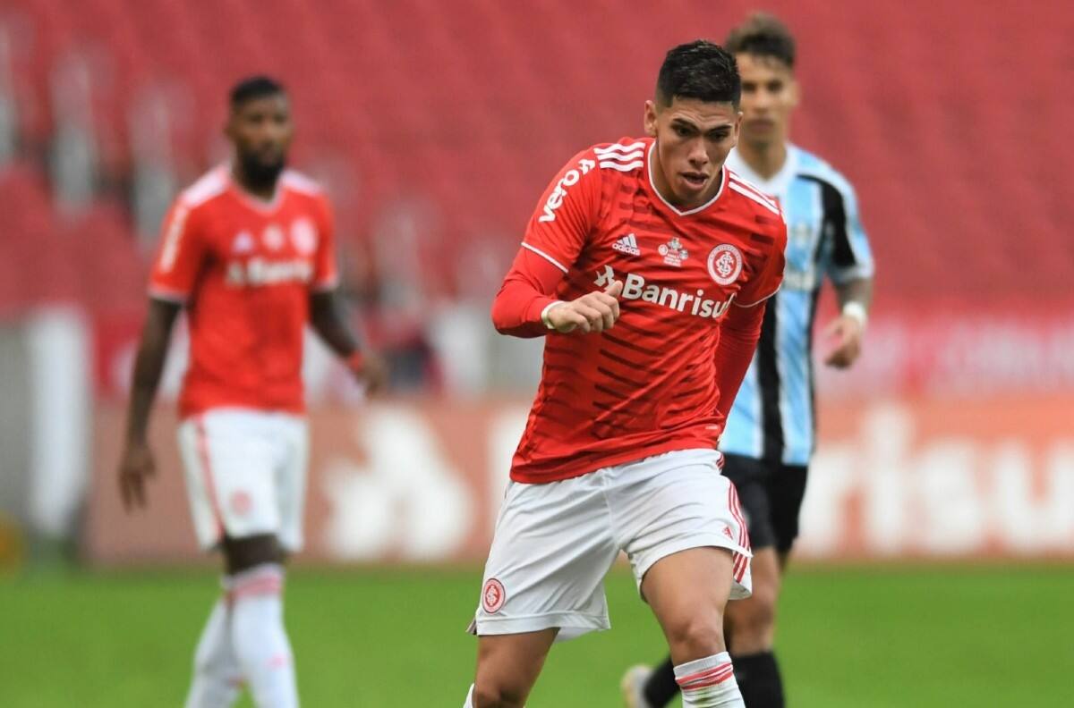 Perdiendo terreno: llegada de nuevo delantero complica aún más el futuro de Carlos Palacios en Inter de Porto Alegre