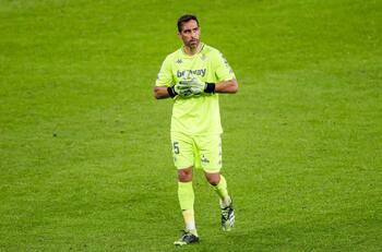 Ex técnico del Barcelona suena como sucesor de Pellegrini en el Real Betis de Claudio Bravo