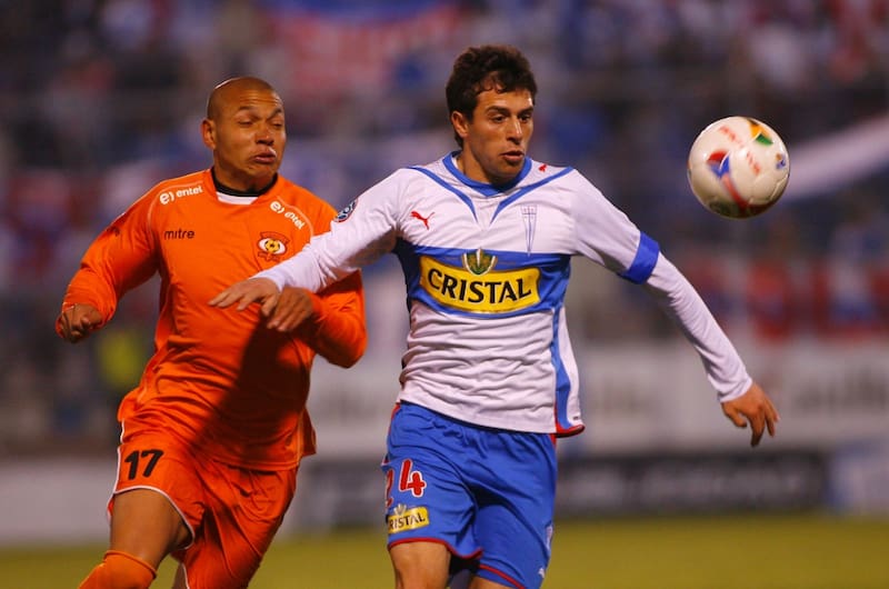 . El trasandino defendiendo a la UC. Foto: Old Photosport.