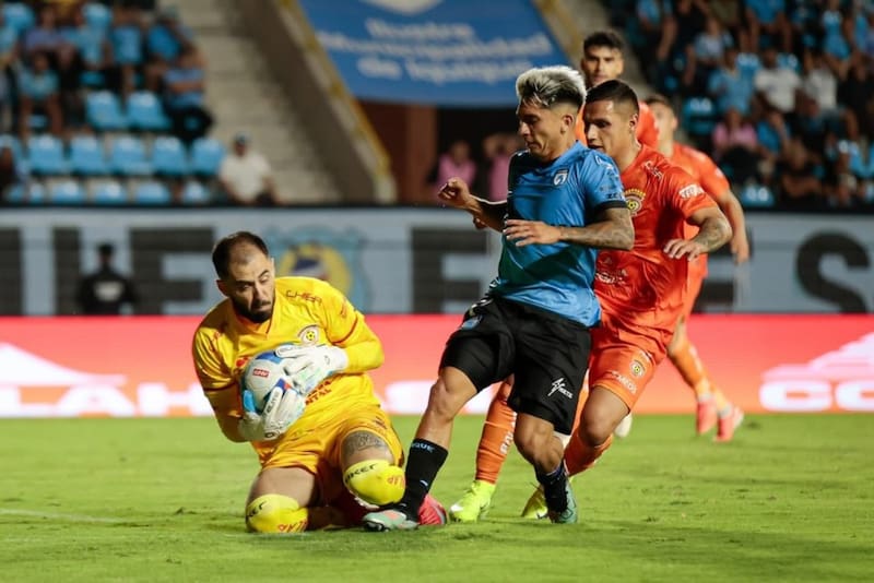 El arquero de Cobreloa jugando en Primera B. Foto: Instagram Diego Tapia.