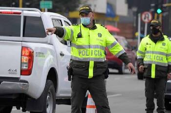 Policía confiscó automóvil a mujer y terminaron usándolo para sus traslados personales