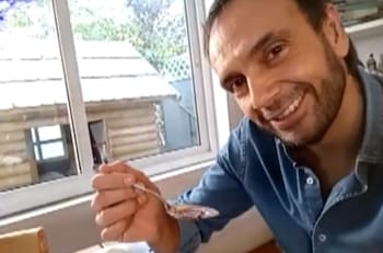 Fue su primera vez: La inesperada reacción de Rodrigo Sepúlveda al probar un plato de caracoles en nuevo programa "Selección de oro"