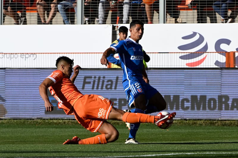 El zaguero tiene contrato por un año más en la U pero su futuro está lejos del club. Foto: Aton.