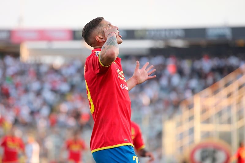 a detalles de firmar en Huracán.