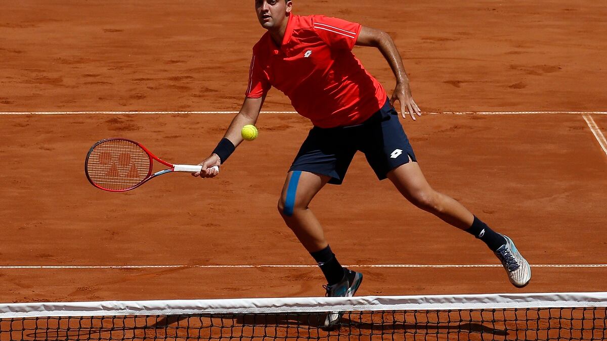 Tomás Barrios jugando tenis.