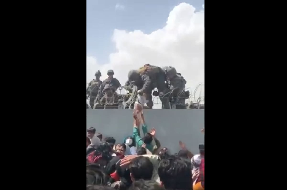 VIDEO | Afganistán: registran dramático paso de bebé por sobre cable de púas para huir de talibanes