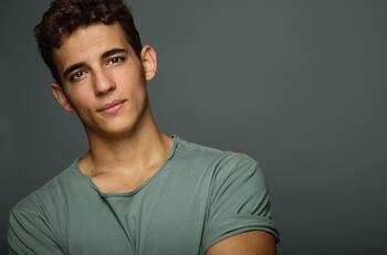 "Triste, pero contento. Dominando emociones": Miguel Herrán publica fotografías con los ojos llorosos y una fuerte reflexión tras seis días encerrado