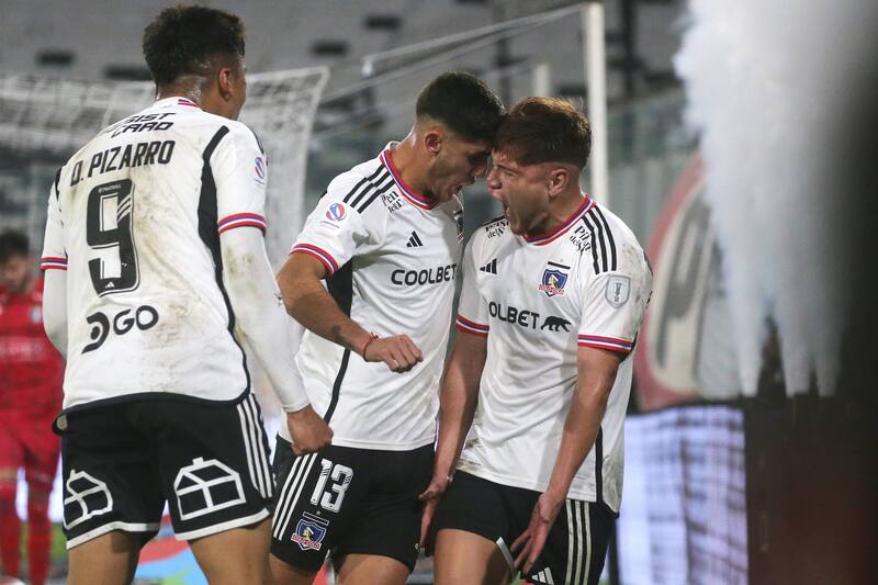 Jugadores de Colo Colo celebrando el gol ante Audax italiano. Foto: Aton