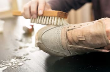 Ni jabón ni vinagre: Estos son los dos trucos caseros que te ayudarán a eliminar los malos olores alojados en tu calzado