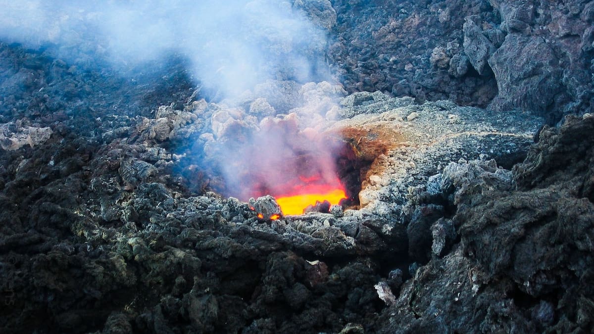 VIDEO | El volcán Etna vuelve a entrar en erupción y expulsa nube de humo sobre el sur de Italia