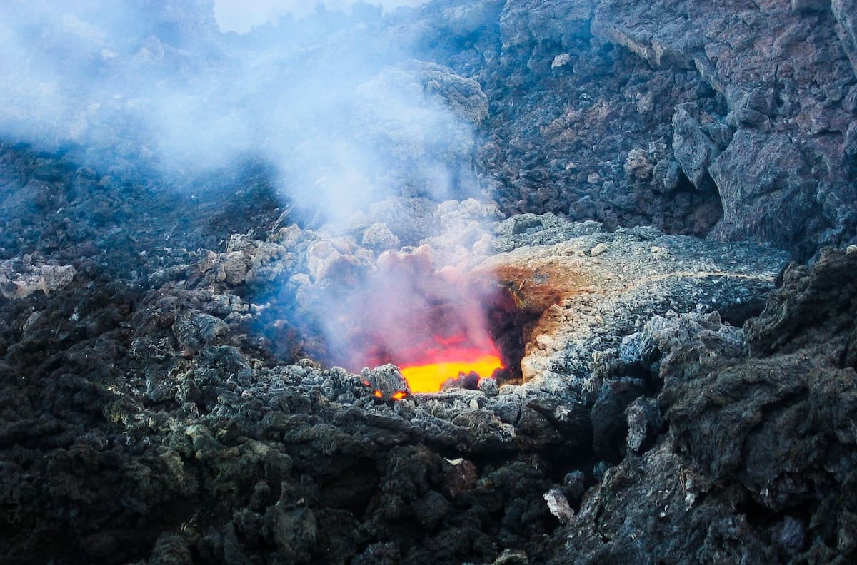 VIDEO | El volcán Etna vuelve a entrar en erupción y expulsa nube de humo sobre el sur de Italia