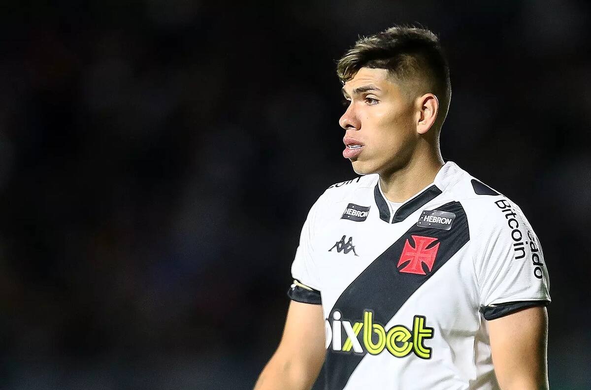 Más competencia para Carlos Palacios: Vasco va por delantero de Vélez para potenciar su ataque