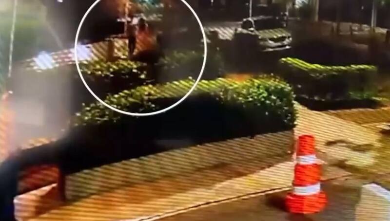 La agresión en Las Condes fue captada por dos cámaras. Créditos: Captura Chilevisión