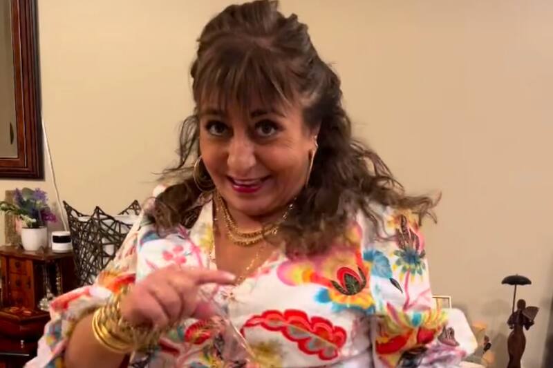 Mostró su lujosa oficina.