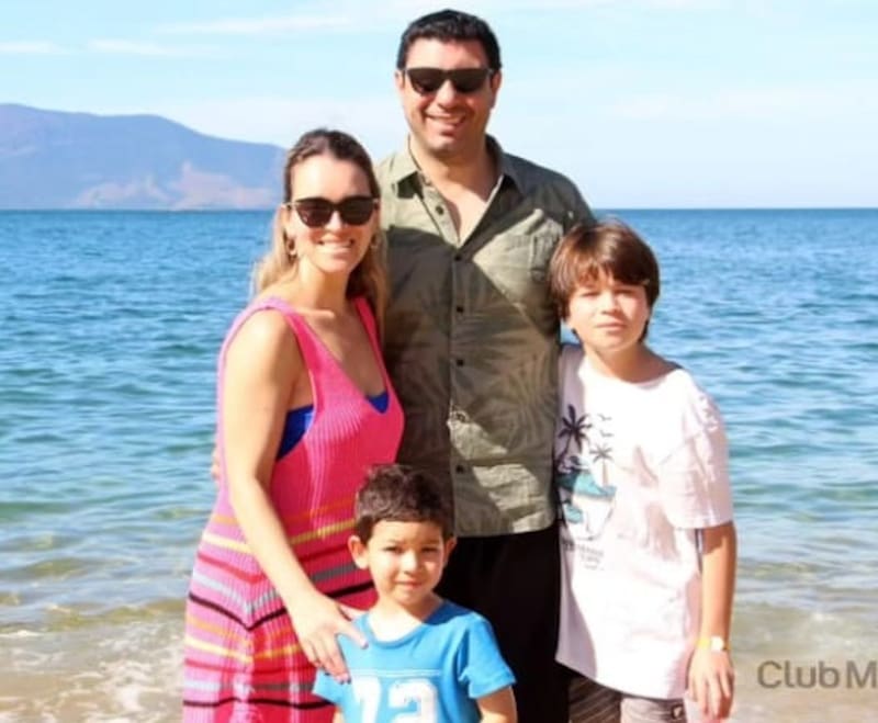 La periodista junto a su pareja y dos hijos mayores. Créditos: Instagram