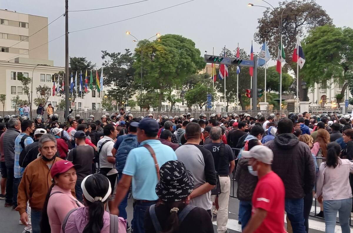 VIDEO | La policía de Perú lanzó lacrimógenas contra manifestantes que piden la liberación de Pedro Castillo