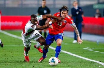 ¿Y los grandes? Molestia por decisión de mandar a Joaquín Montecinos a "dar la cara" en conferencia tras caída de "La Roja" ante Perú