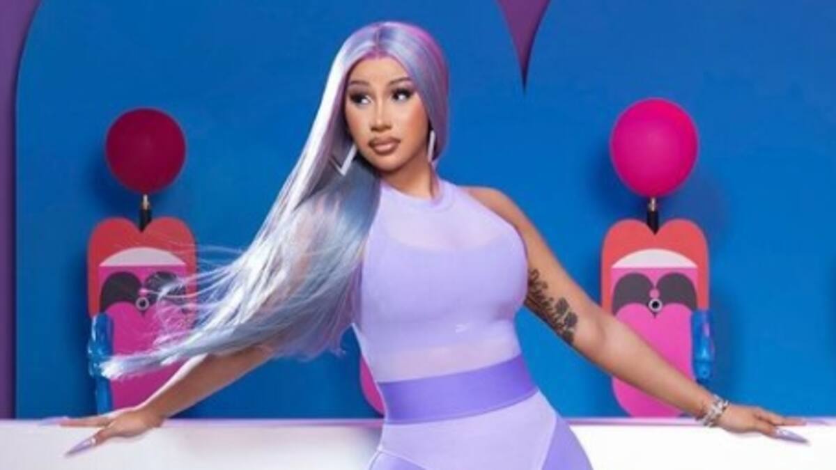 Cardi B sorprende revelando su embarazo en plena presentación de su esposo Offset en los Premios BET