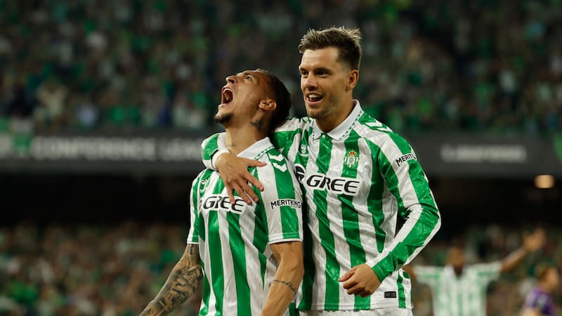 Antony clavó un golazo al ángulo y amplió la ventaja del Betis en semis de Conference League