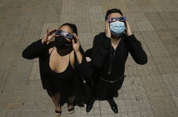 Eclipse Solar: ¿A qué hora se verá la "Luna Negra" este sábado 30 de abril en Chile?