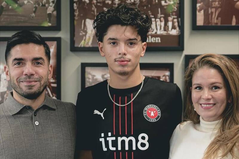 Nathaniel Pérez Torres en su presentación con el Midtjylland junto a su padre y su madre.