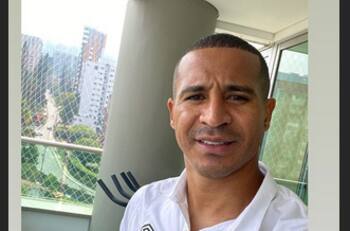 Macnelly Torres posó con su camiseta de Colo Colo en Colombia