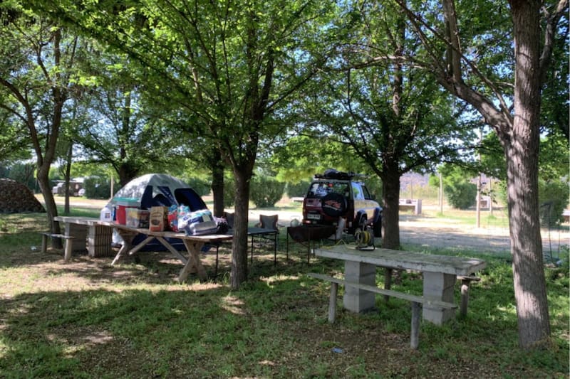 Cuenta con tres piscinas, áreas verdes y juegos infantiles. Foto: Página web Millantú.