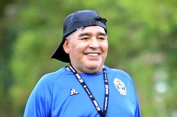 ¿Qué guarda Maradona? El médico de GELP le alcanzó un paquete misterioso al '10'