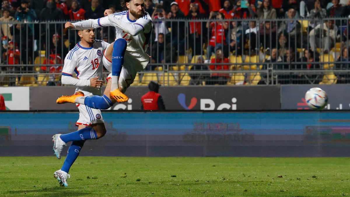 El delantero Ben Brereton haciendo una pirueta en el aire para anotar un gol con La Roja.