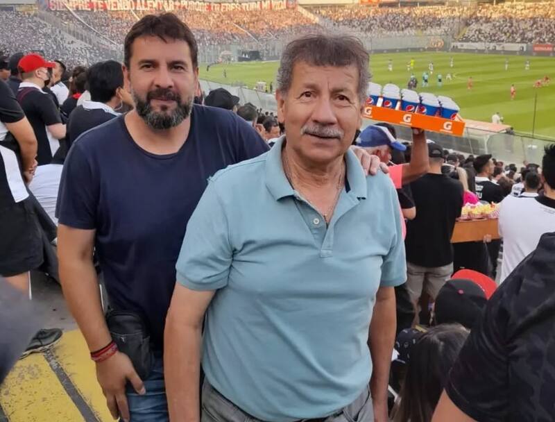 El histórico campeón del '74 junto a su hijo, Eddio Inostroza jr. El ex volante de contención fue clave en el armado acerero.