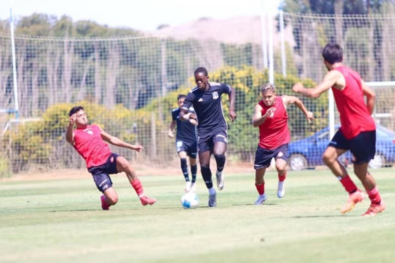 jugando por Colo Colo. Foto: @neyman_7.