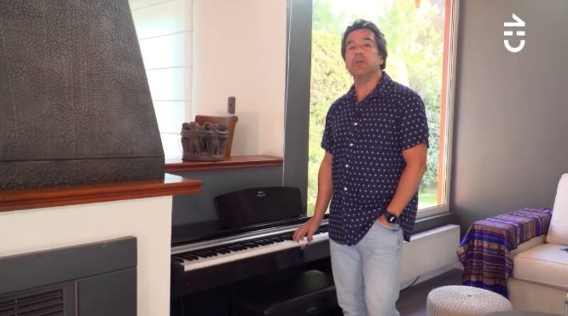 Renato Munster con el piano de su retoño. Foto: CHV.