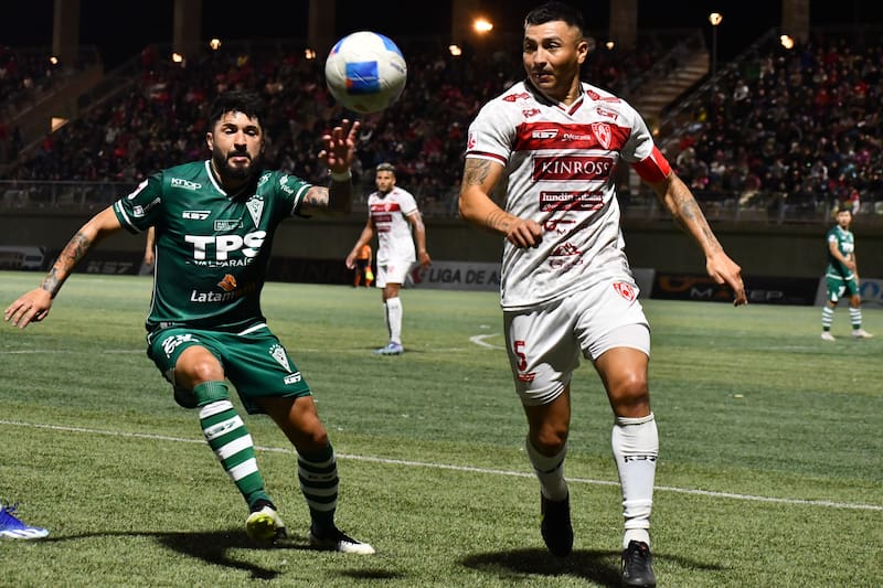 El León goleó 3-0 a los Caturros.