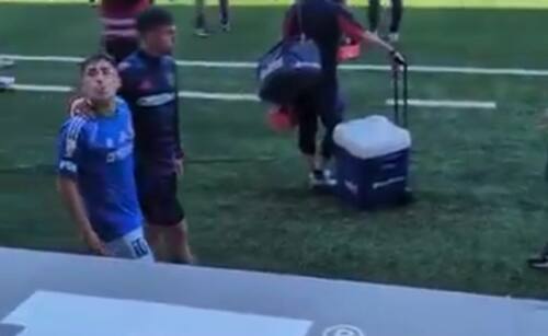 Escupió a hinchas de Universidad Católica en el Clásico Universitario.