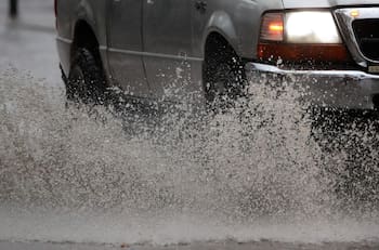 ¿Manejando en días de lluvia? Esta es la multa que podrías recibir por mojar a un peatón