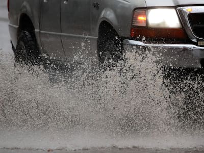 ¿Manejando en días de lluvia? Esta es la multa que podrías recibir por mojar a un peatón