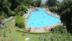 Esta es la espectacular piscina al aire libre que queda en pleno centro de Santiago: Panorama ideal con niños