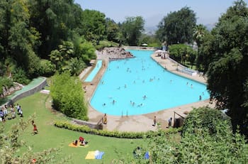 Esta es la espectacular piscina al aire libre que queda en pleno centro de Santiago: Panorama ideal con niños