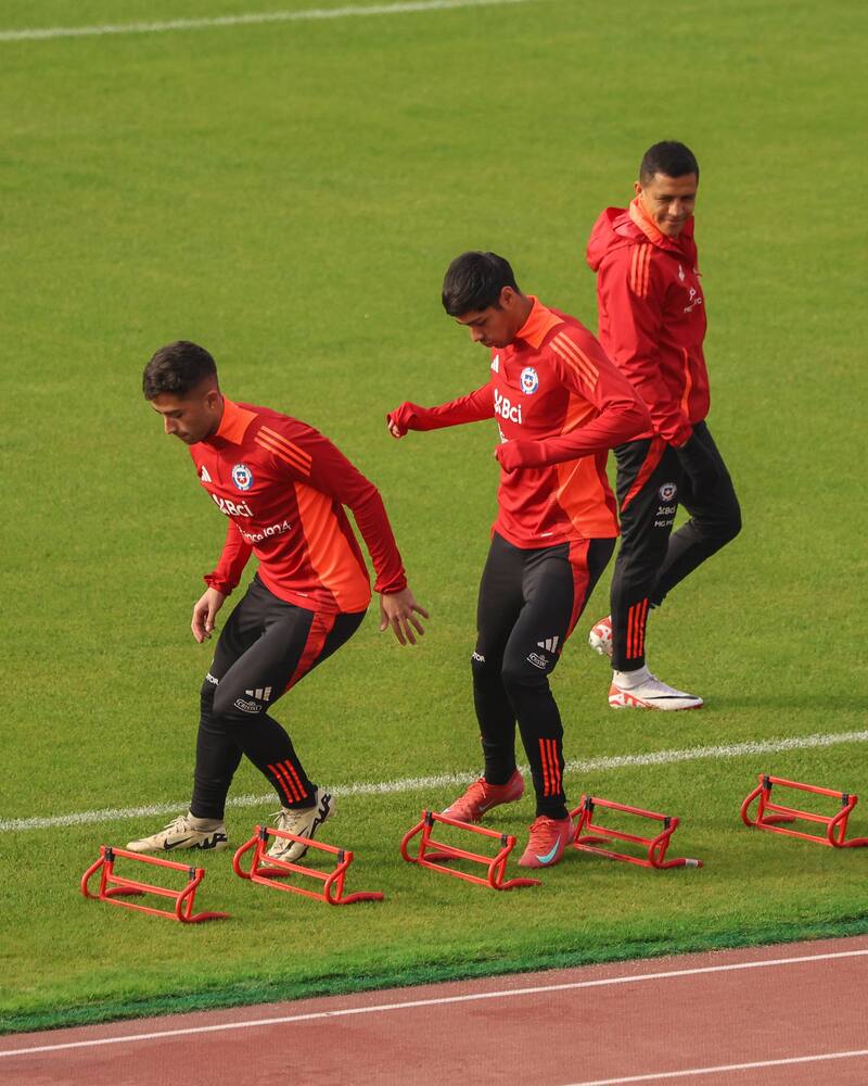 Alexis Sánchez y Lucas Assadi en La Roja. Foto: Felipe Escobedo / En Cancha.