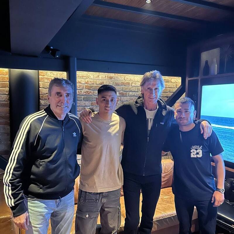 Ricardo Gareca junto a Claudio Baeza y Jean Meneses en México. Foto: @anfp_chile